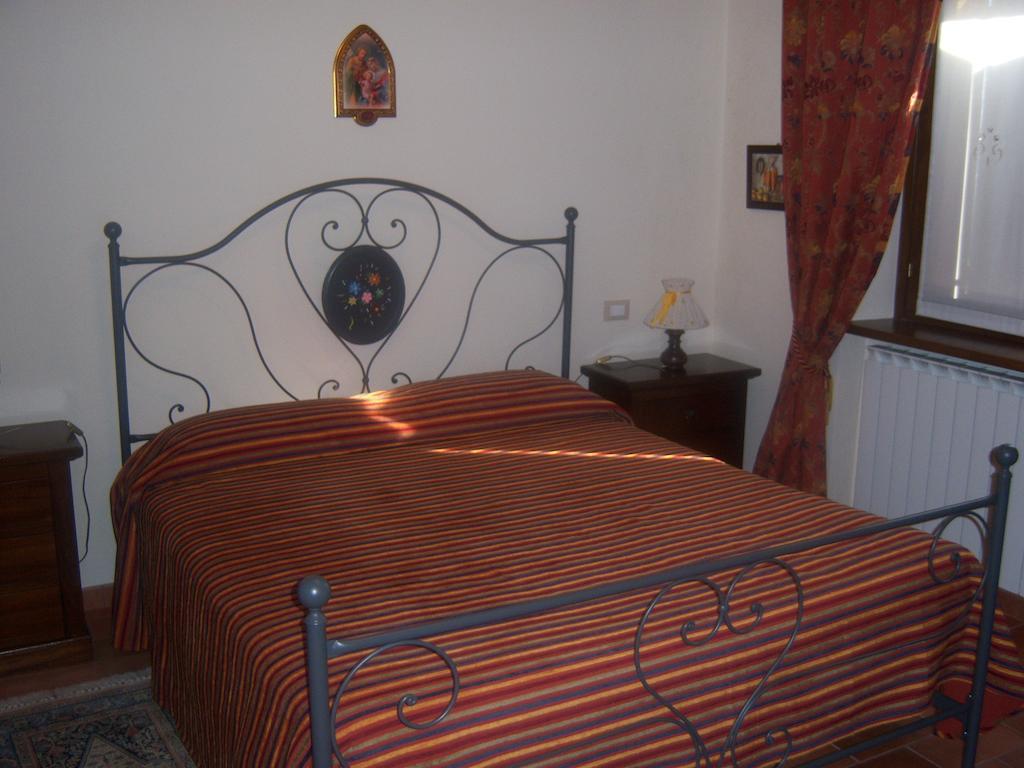 Agriturismo Lo Sgorzolo Pergola Zimmer foto