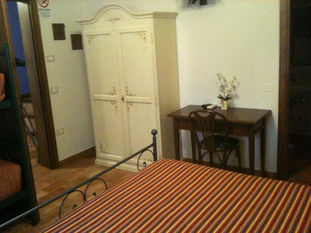 Agriturismo Lo Sgorzolo Pergola Zimmer foto