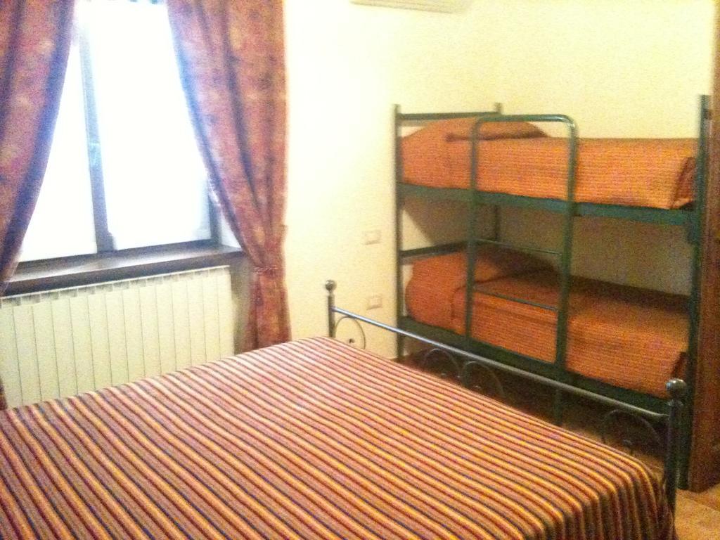 Agriturismo Lo Sgorzolo Pergola Zimmer foto